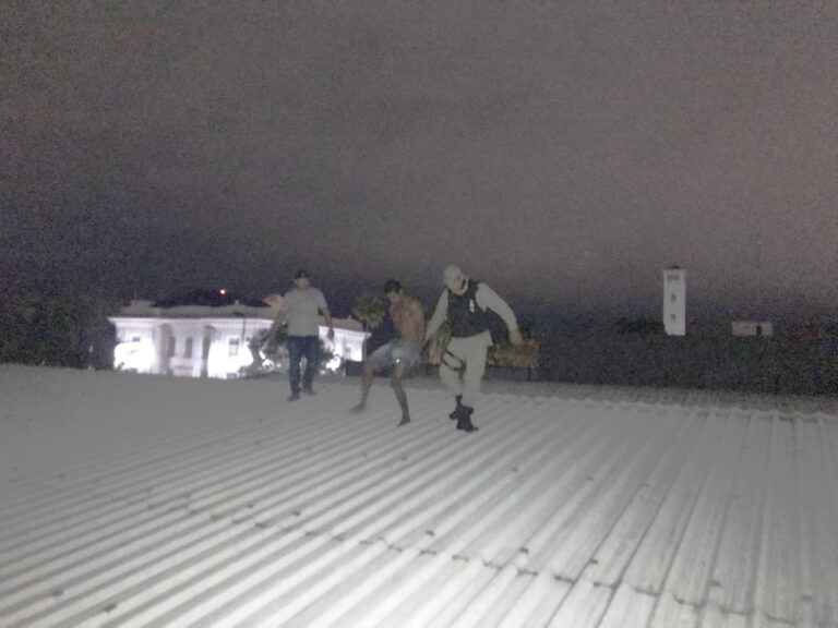 Homem é preso em flagrante furtando fios de cobre no telhado de loja no Centro de Rio Branco