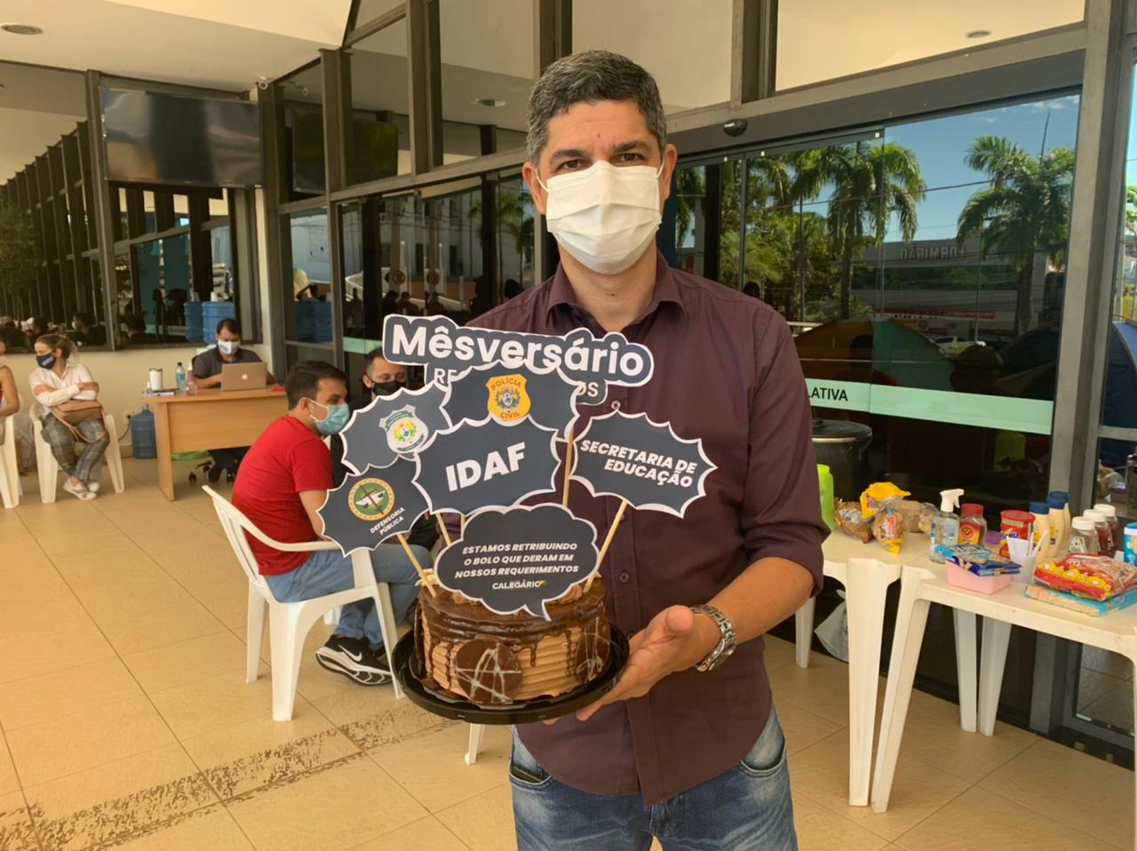 Deputado leva bolo à Aleac para “comemorar” aniversário de requerimentos parados Deputado leva bolo à Aleac para “comemorar” aniversário de requerimentos parados