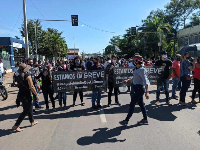 Em greve, professores da rede estadual fecham Av. Getúlio Vargas, em frente à PGE
