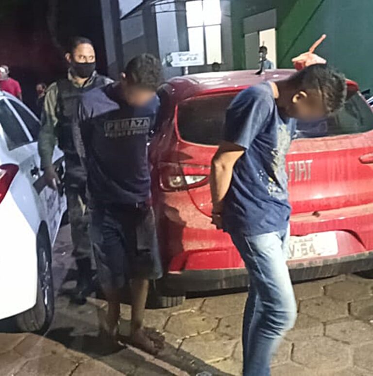 Bandidos tentam assaltar policial, são perseguidos por agentes e caem de moto após tiros no AC