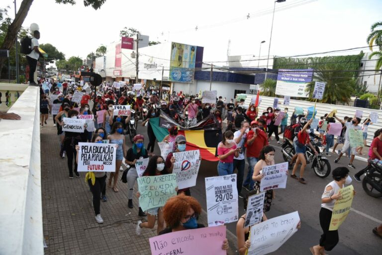 De máscara, acreanos vão às ruas pedir punição a Bolsonaro por mortes na pandemia