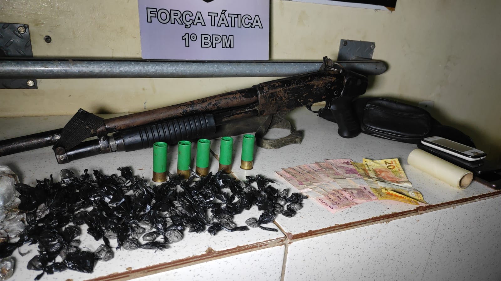 PM prende jovem com arma, drogas e dinheiro após denúncia anônima na Baixada da Sobral