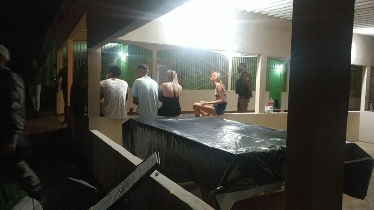 Polícia Militar encerra festa clandestina em chácara na estrada de Porto Acre