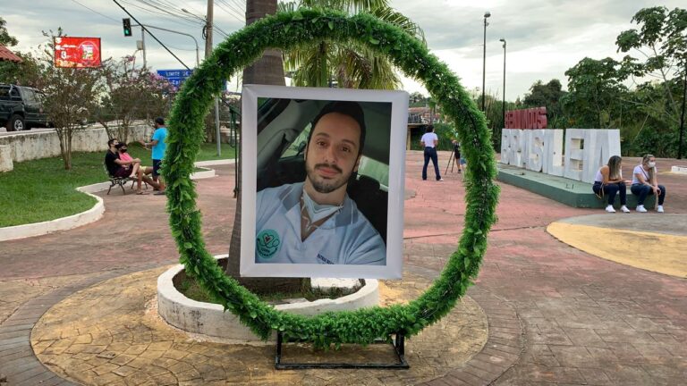 Ato em homenagem a médico assassinado reúne amigos e parentes em Brasileia