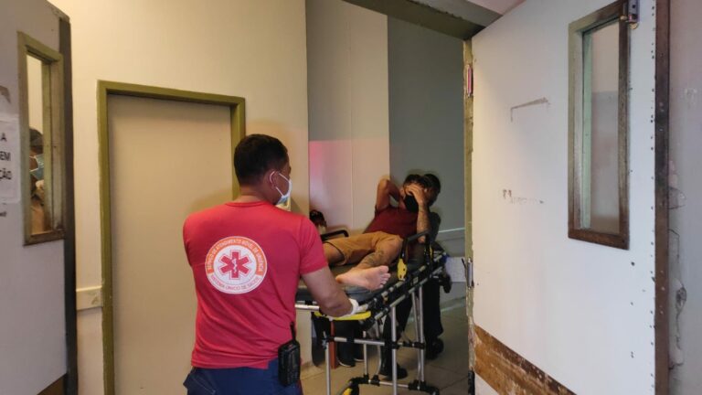 Jovem é ferido com um tiro no pé, mas consegue correr e escapa de execução na Baixada