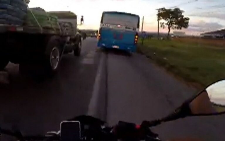 Motociclista filma falando que participava de racha e bate em ônibus