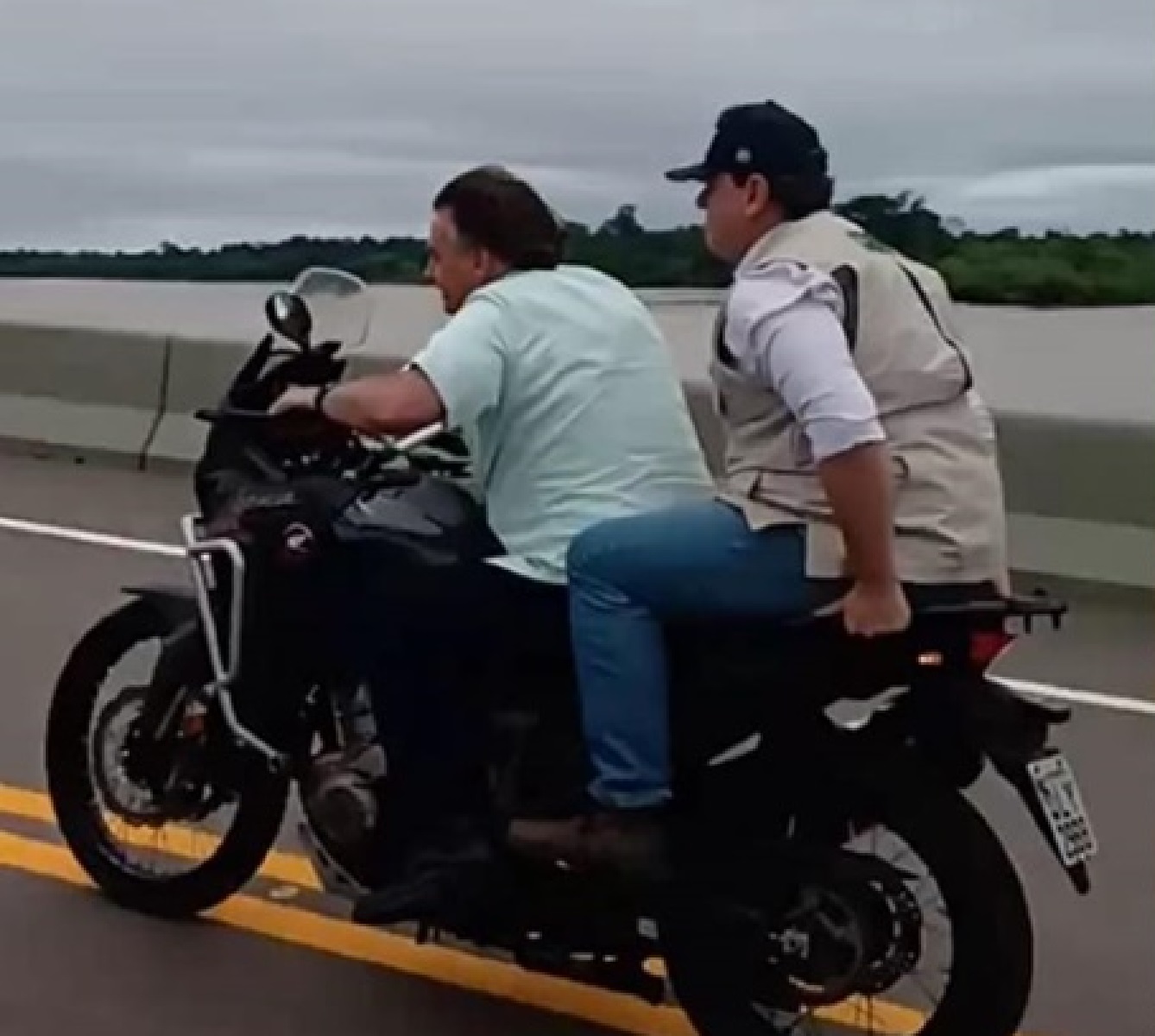 Vídeo: Bolsonaro e ministro atravessam Ponte do Abunã de moto e sem capacete