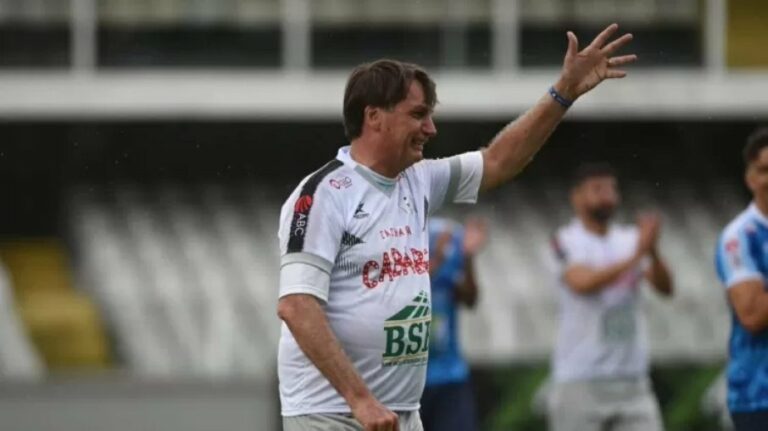 Jair Bolsonaro lamenta morte de MC Kevin e lembra partida no estádio do Santos