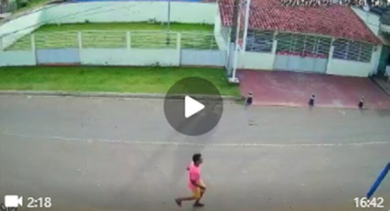 Em Sena, câmeras flagram homem inserindo objeto no ânus e tirando a roupa