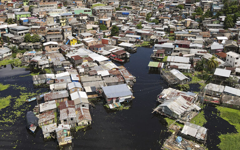 Rio Negro está a 50 centímetros de bater recorde histórico em Manaus