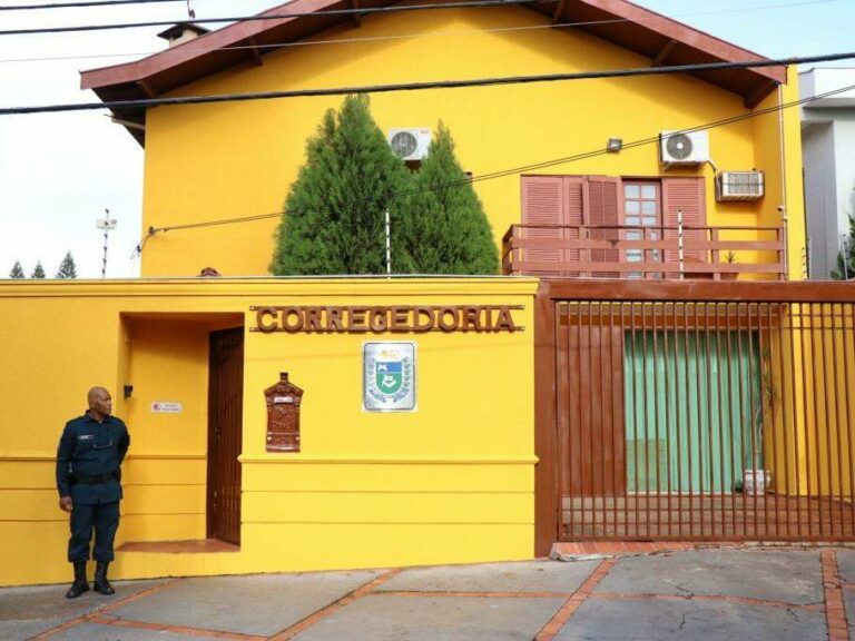 PM recém empossado fornece arma a mulher e ainda filma tiro na rua