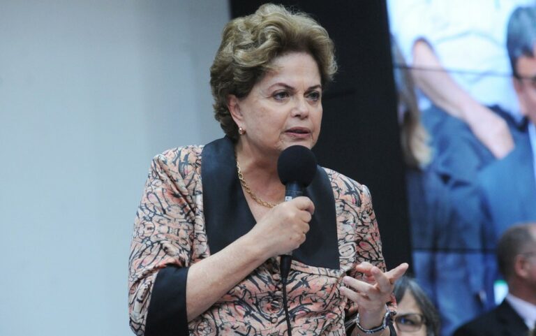Após mal-estar, Dilma Rousseff passa por exames em hospital do RS, diz assessoria