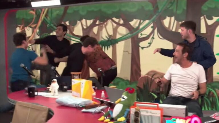 Apresentador e convidado do “Pânico” caem na porrada ao vivo, assista