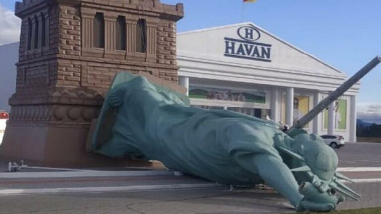 ‘Seria o princípio do fim?’, diz Sheherazade após queda de estátua da Havan