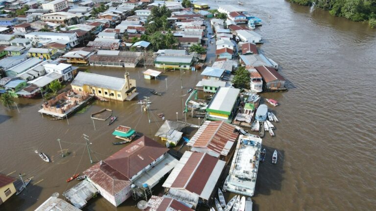 Enchente dos rios no Amazonas afeta mais de 400 mil pessoas