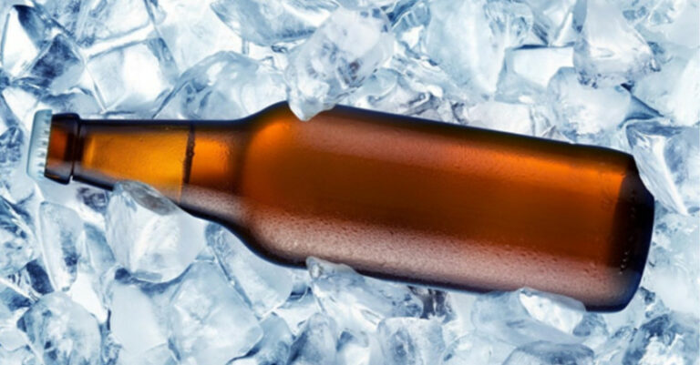 Homem bebe demais, coloca garrafa de cerveja no ânus e tem que fazer cirurgia para retirar objeto