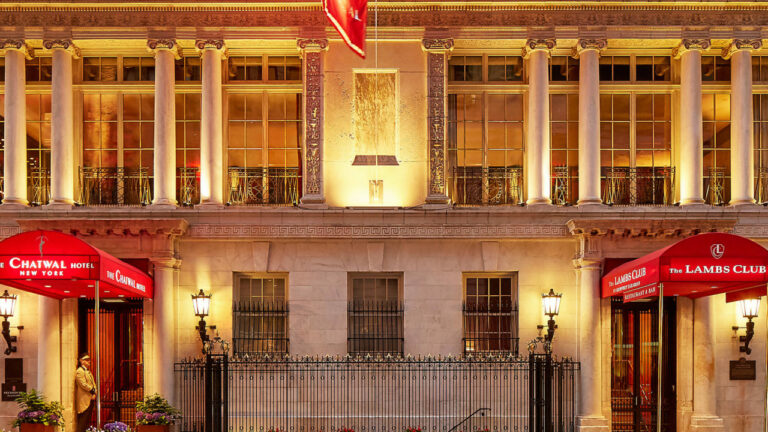 Pandemia faz homem viver 14 meses sozinho em hotel cinco estrelas em Nova Iorque