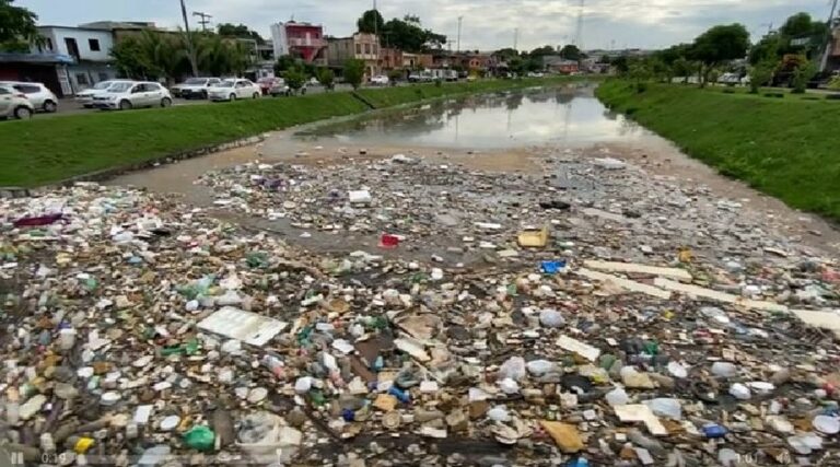 Com cheia do rio, Igarapé do 40 em Manaus volta a registrar ‘tapete de lixo’