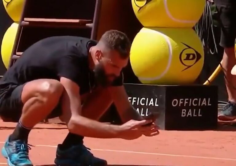 Tenista francês tira foto de marca da bola para convencer árbitro