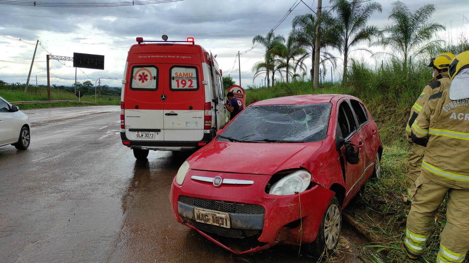 Militar e mulher ficam feridos após carro perder o controle e capotar na Via Verde