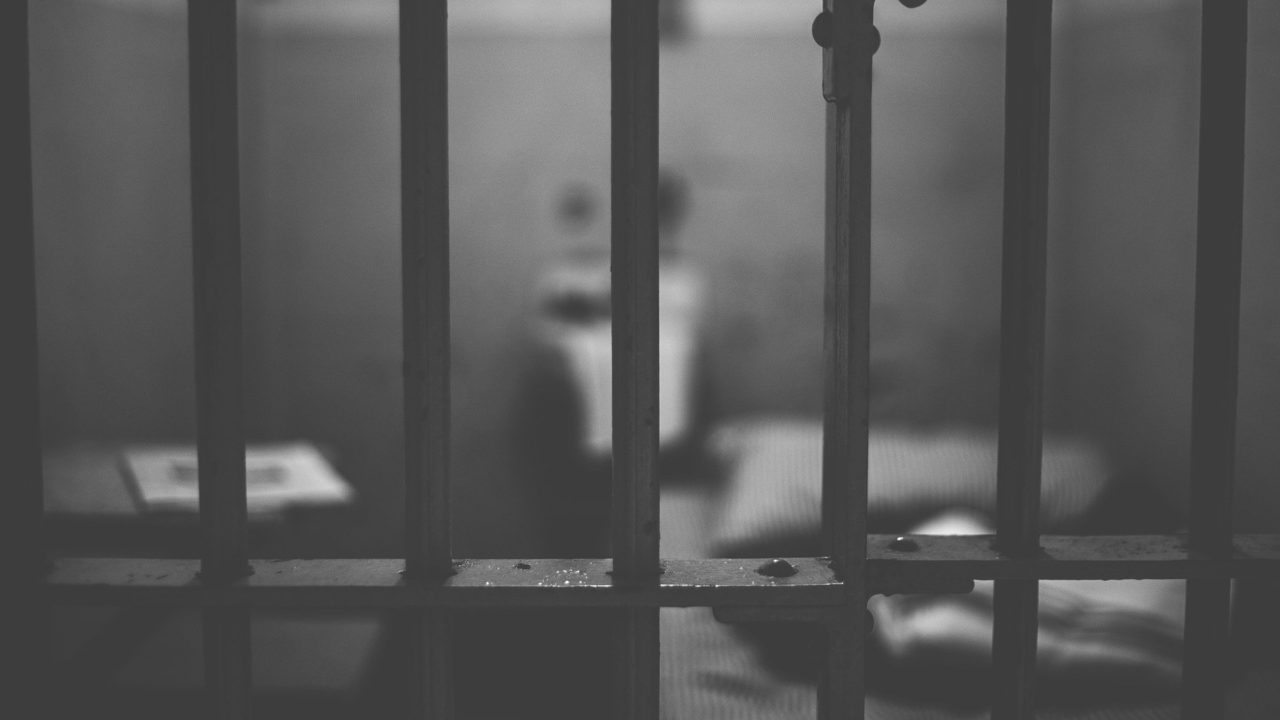 Chefe de facção criminosa faz videochamada de dentro de presídio, no RJ