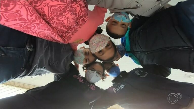 Casais amigos adotam seis irmãos e os mantêm unidos na mesma cidade: ‘Uma grande família’