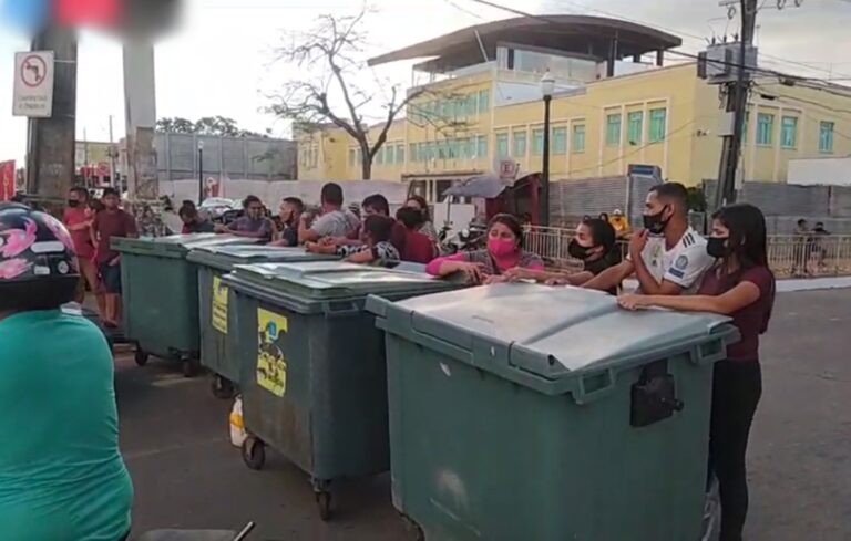 Vídeo: camelôs fecham ponte do Centro de Rio Branco em protesto contra Prefeitura