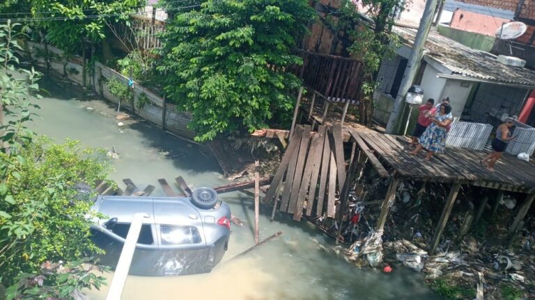 Motorista tenta passar por ponte de madeira e carro cai em igarapé
