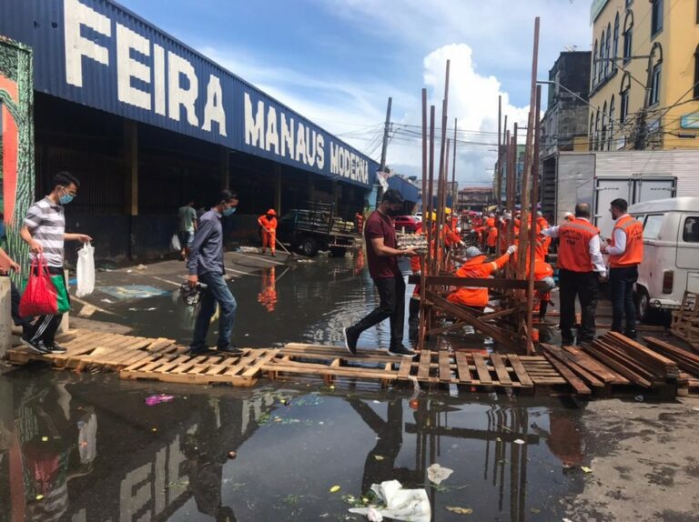 Com ruas alagadas, cerca de 150 feirantes de Manaus vão trabalhar em balsa
