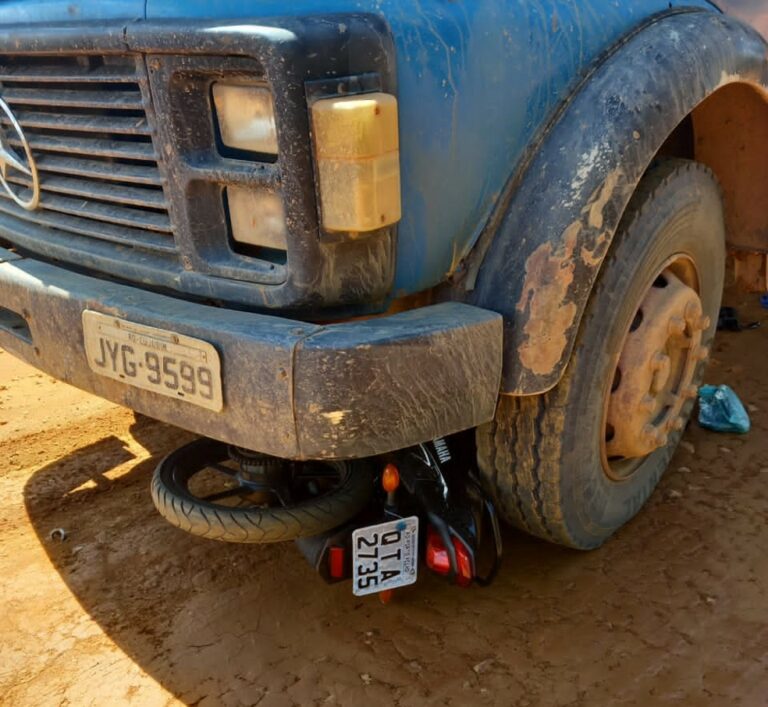 Motociclista morre ao bater de frente com caminhão e ser prensado por rodas