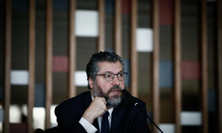 CPI da Covid ouve nesta terça Ernesto Araújo para saber se má relação com China atrasou vacinas