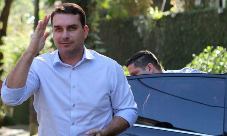 Flávio Bolsonaro anuncia que vai se desfiliar do Republicanos para ingressar no partido do pai