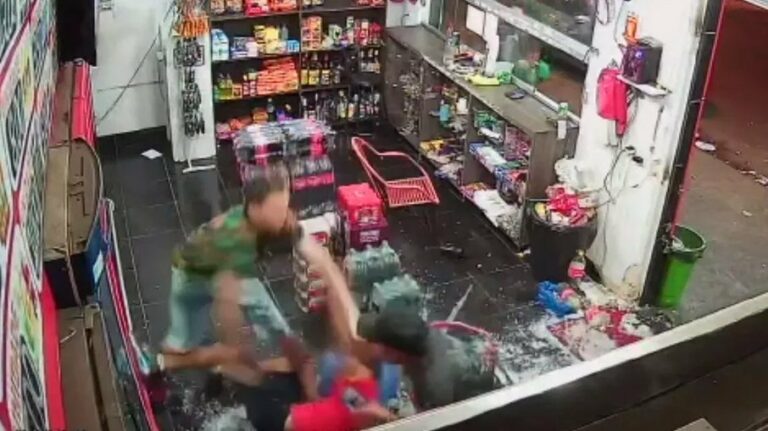 VÍDEO: Homem é esfaqueado após se recusar a passar R$ 0,50 no cartão