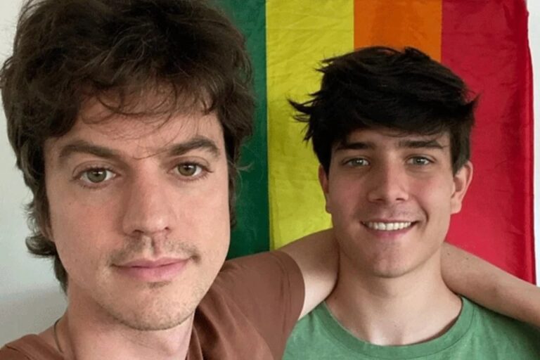 Irmão de Luciano Huck posa com o marido: “Viado com muito orgulho”