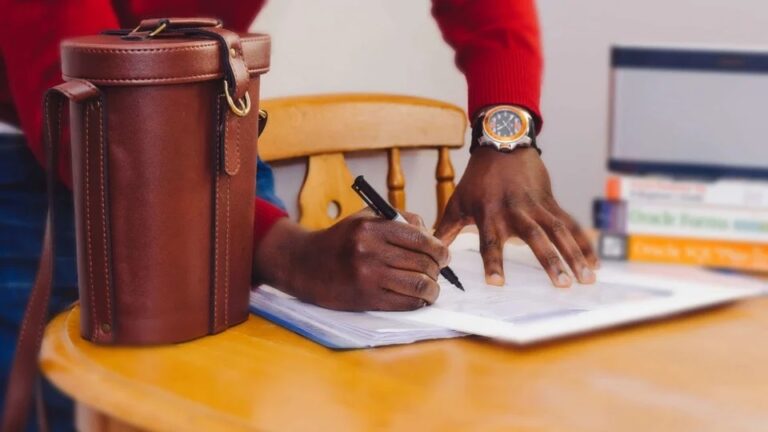 99 concursos abertos com vagas para nível médio; VEJA