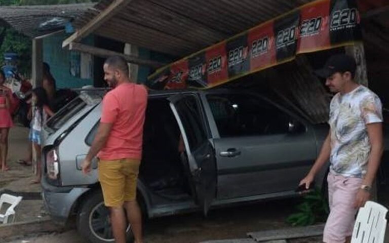 Após problema mecânico, motorista perde controle de carro e invade bar no Acre