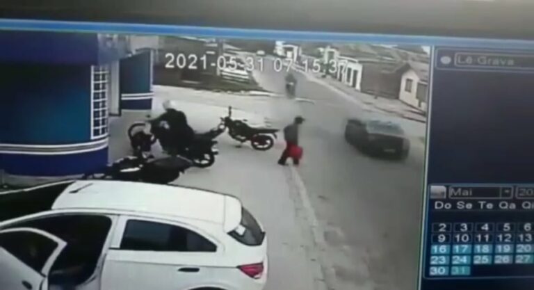 Vendedor de banana tem perna quebrada em acidente de trânsito no AC; veja vídeo