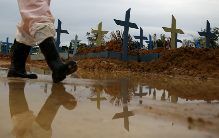 Brasil tem 1.366 mortes por Covid-19 em 24 horas e total de óbitos passa de 553 mil