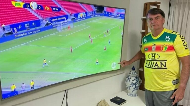 Bolsonaro assiste Brasil com “patrocínio” da Havan e alfineta Globo usando o SBT