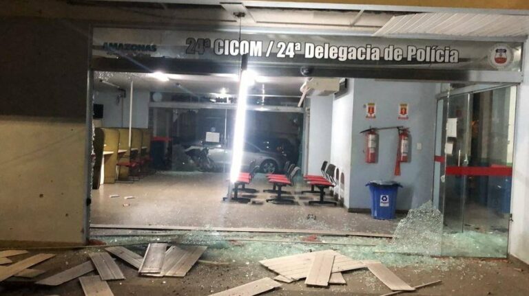 A bordo de lanchas, criminosos atiram e lançam granada contra delegacia em Manaus