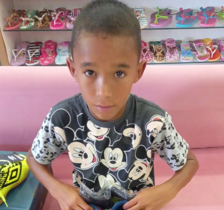 No AC, crianças que nunca calçaram um tênis querem doação para jogar bola