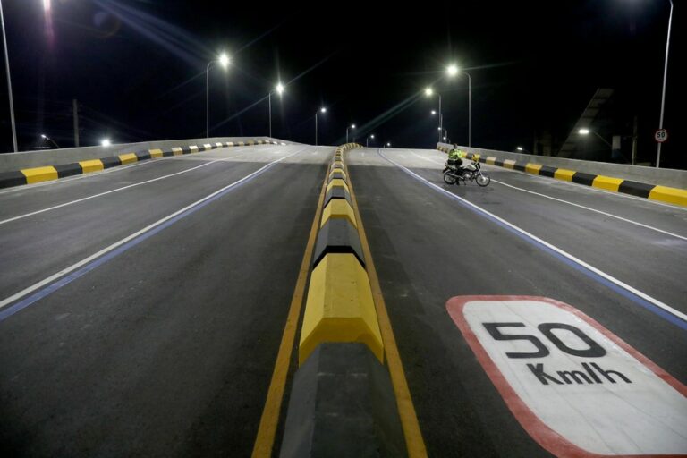 Homem morre após perder controle do carro em viaduto, diz Corpo de Bombeiros