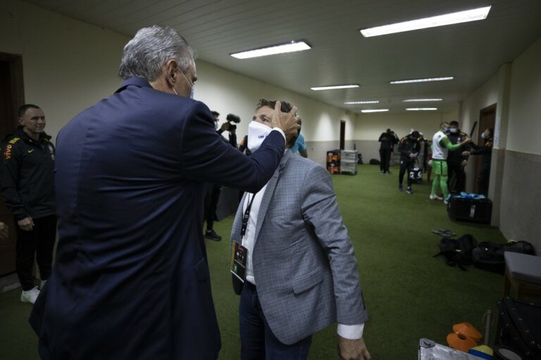 Vídeo: vestiário da Seleção no Paraguai tem gritos de Neymar e Tite falando em “elo forte”