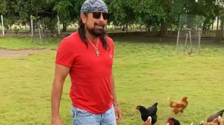 Bell Marques faz carnaval com galinhas: ‘Aqui eu posso aglomerar’