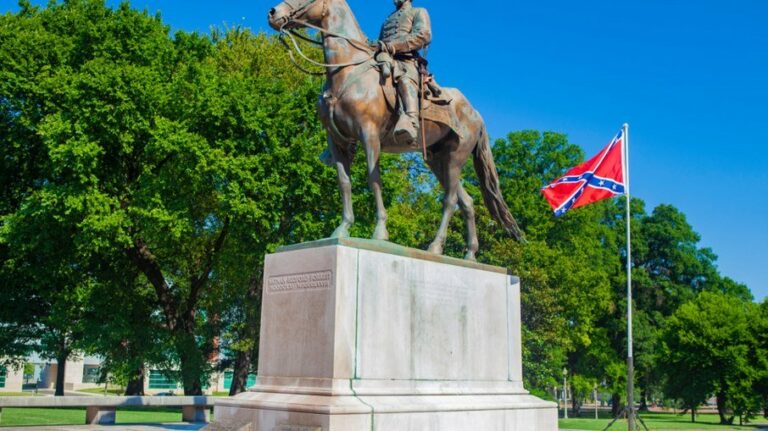 Líder da Ku Klux Klan tem seus restos mortais desenterrados nos EUA