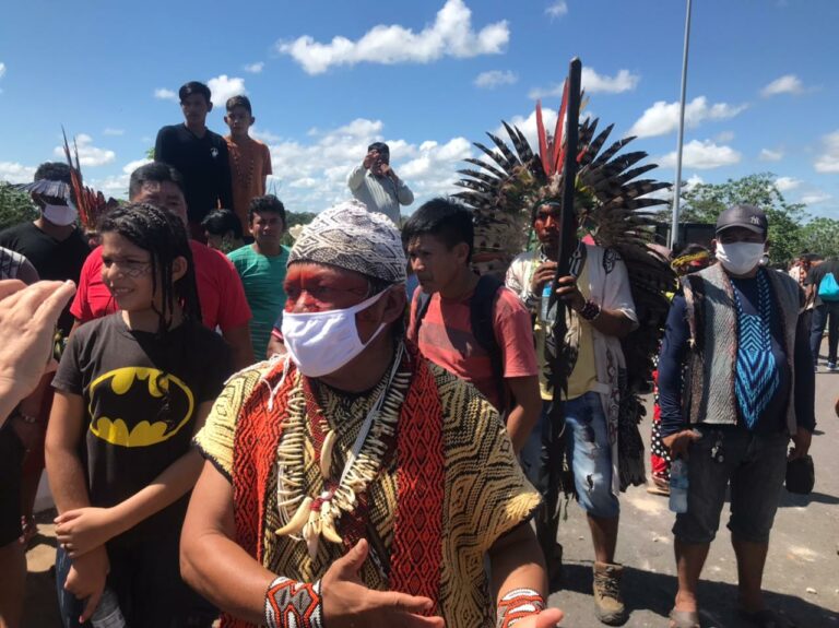 Protesto: Índios fecham ponte em Feijó