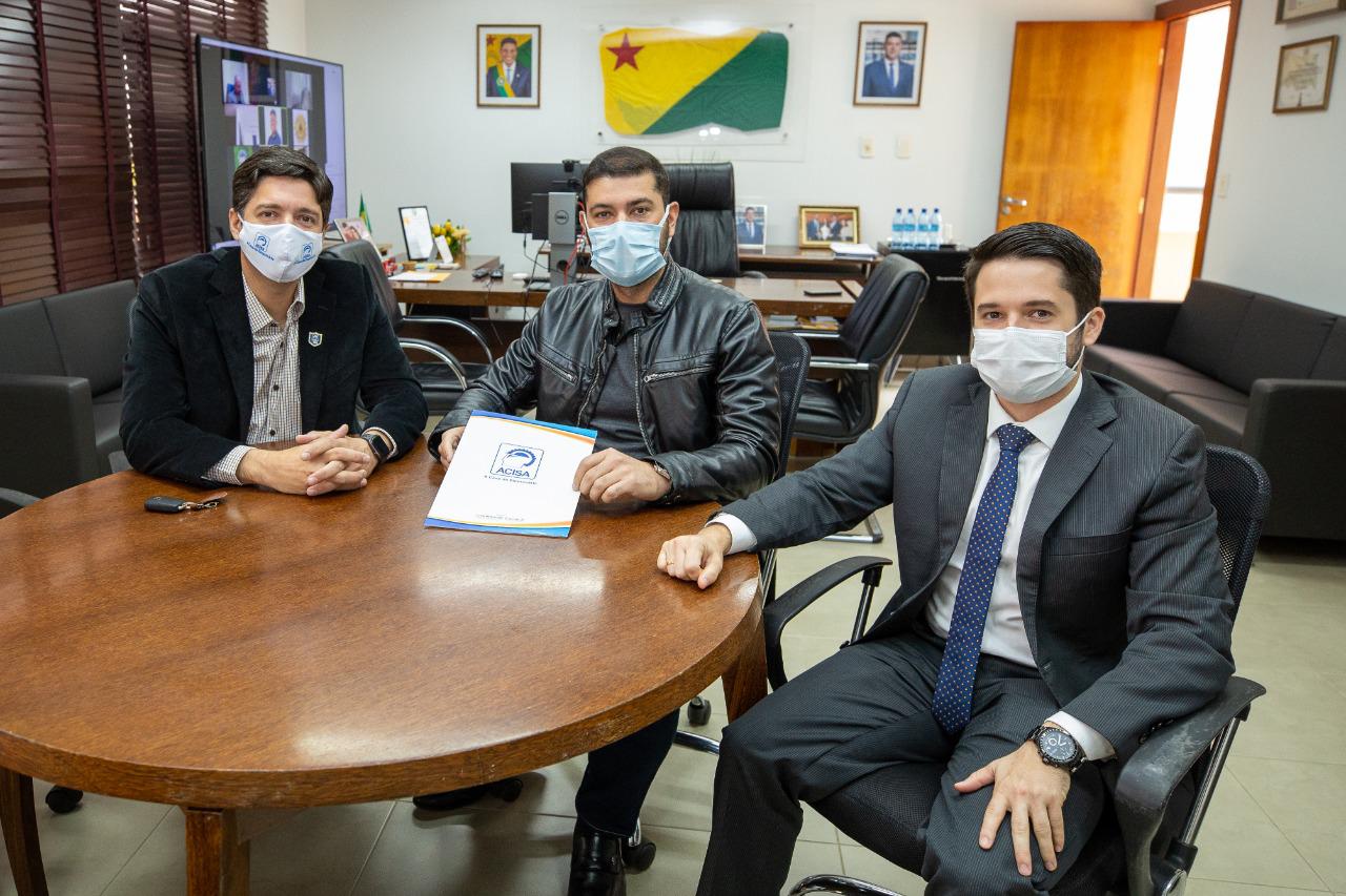 Nicolau Júnior recebe pedido de comerciantes para suspensão de feriados em dias úteis