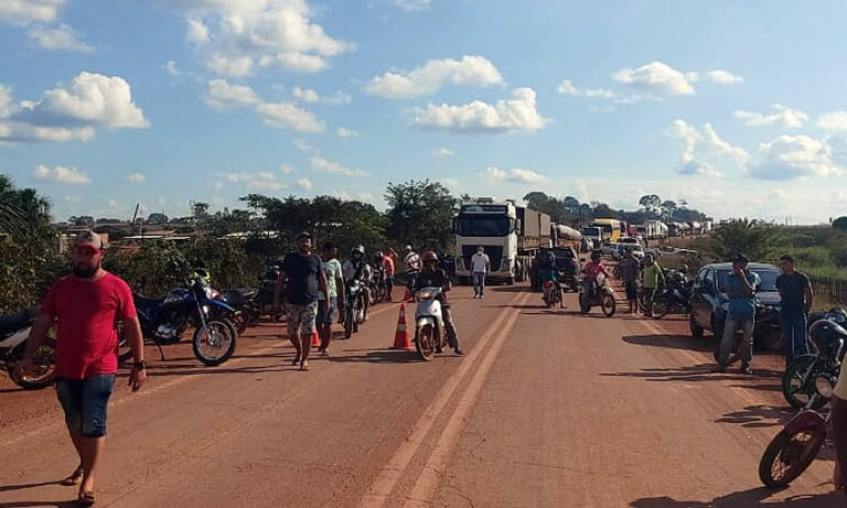 BR-364: manifestantes liberam trecho interditado entre Acre e Rondônia