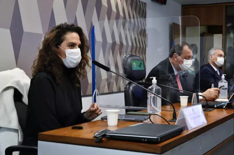 ‘Tratamento precoce é discussão delirante’, diz Luana Araújo à CPI da Pandemia