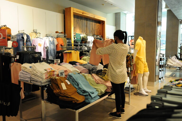 Intenção de consumo das famílias volta a crescer no AC, mas de forma tímida, diz Fecomércio